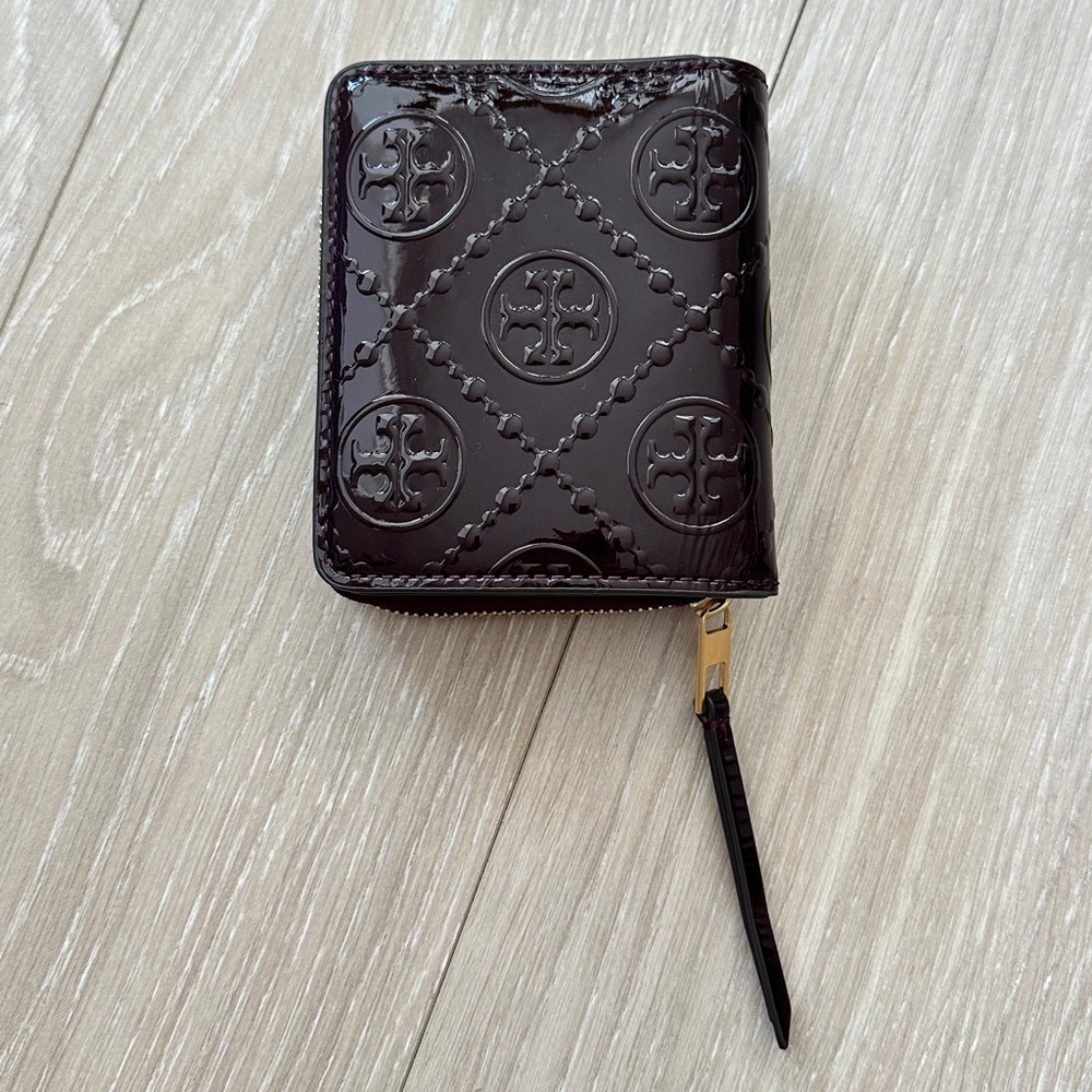 Tory Burch T Monogram Burgundy Embossed Patent Leather Bi Fold Wallet - Picture 2 of 9